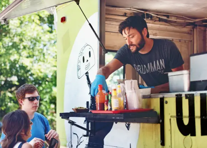 Cocinero de Food Trucks atendiendo clientes